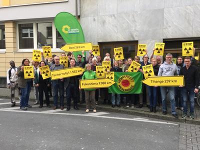 Die Teilnehmer der Jahreshauptversammlung erinnerten daher mit dem anhängenden Foto an die Katastrophen von Fukushima und Tschernobyl und sandten ein Zeichen der Solidarität nach Aachen und Antwerpen