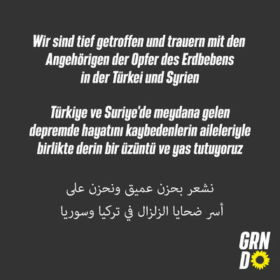 Auf schwarzem Hintergrund in deutsch, türkisch und arabisch: Wir sind tief getroffen und trauern mit den Angehörigen der Opfer des Erdbebens in der Türkei und Syrien