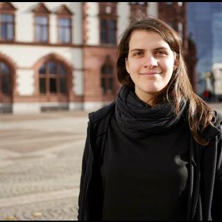Portraitfoto von Hannah Rosenbaum auf dem sonnigen Friedensplatz